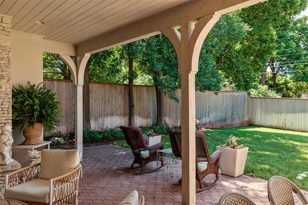 1122 Larchmont Lane
