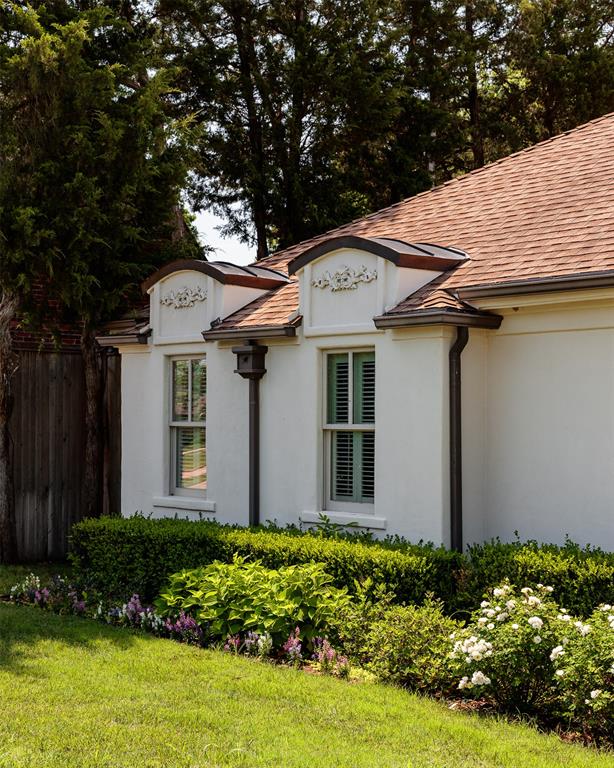 1122 Larchmont Lane