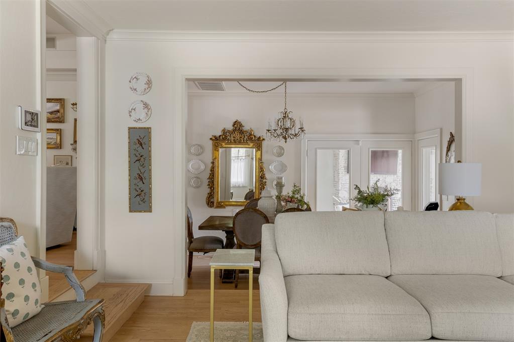 1122 Larchmont Lane