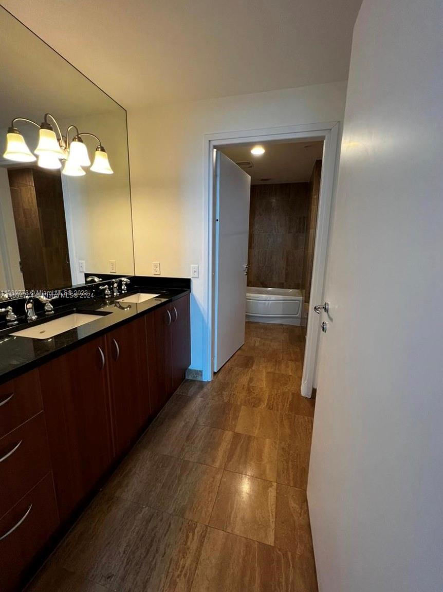 300 S Biscayne Blvd # 1606 Unit: T-1606