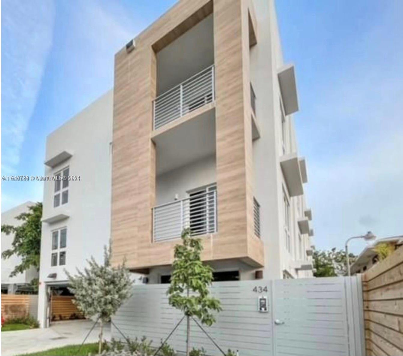 434 SW 10th St Unit: E