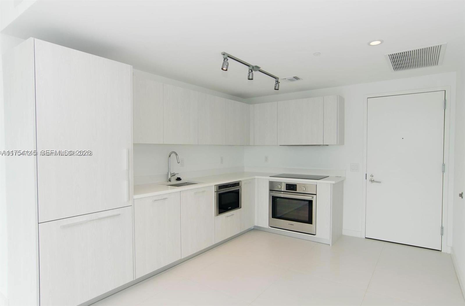 501 NE 31st St # 2009