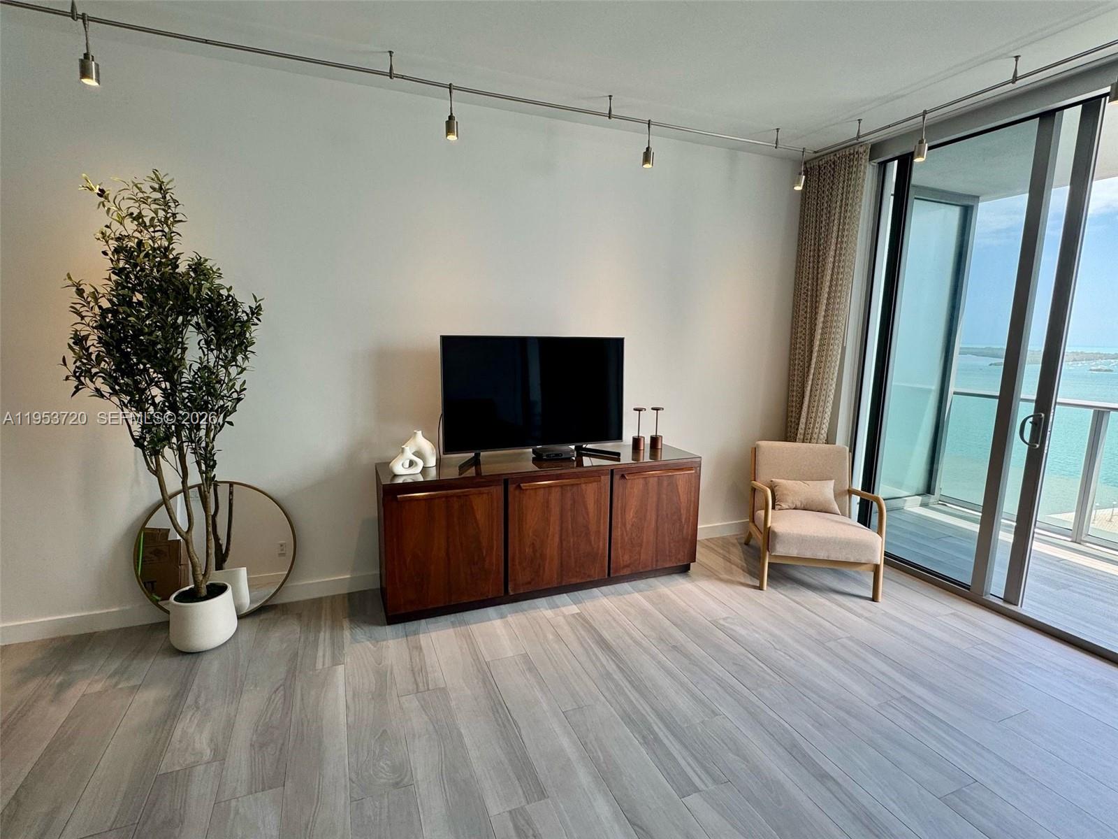 1300 Brickell Bay Dr # 2504