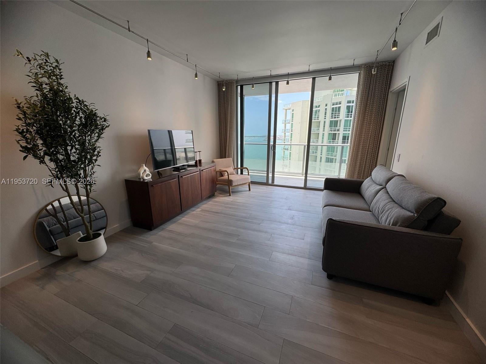 1300 Brickell Bay Dr # 2504
