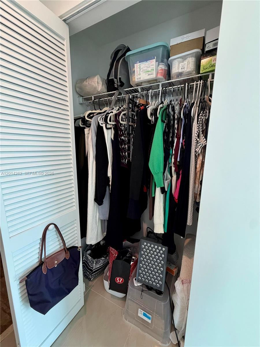 300 S Biscayne Blvd # 3701 Unit: T-3701