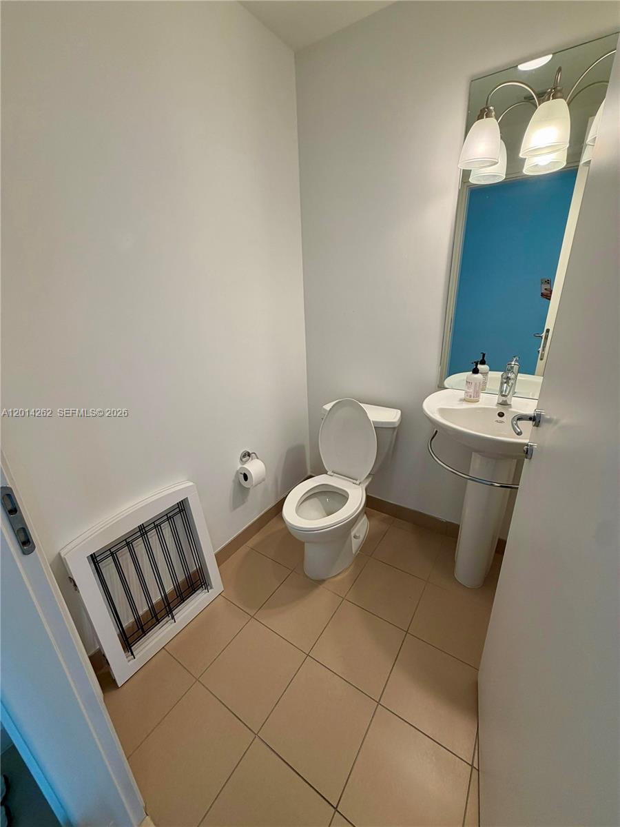 300 S Biscayne Blvd # 3701 Unit: T-3701