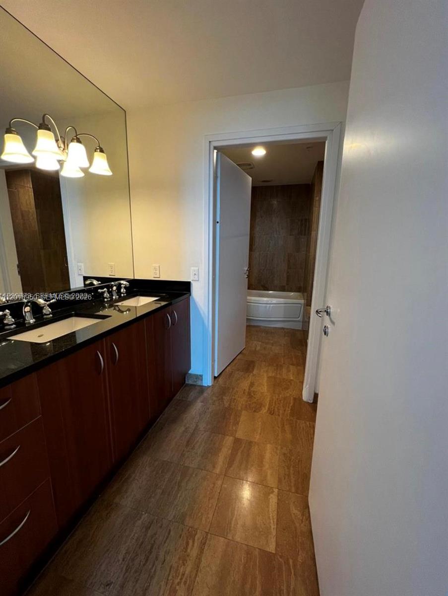 300 S Biscayne Blvd # 1606 Unit: T-1606