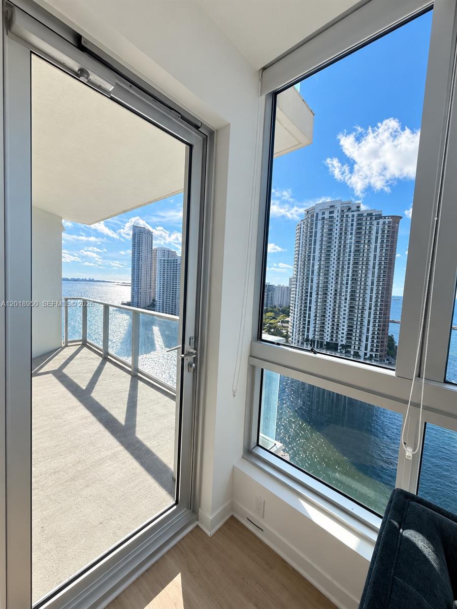 300 S Biscayne Blvd # 1606 Unit: T-1606