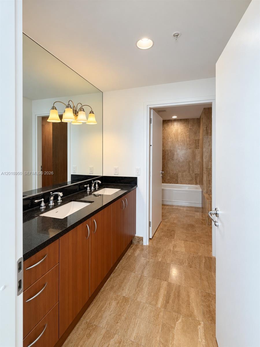 300 S Biscayne Blvd # 1606 Unit: T-1606