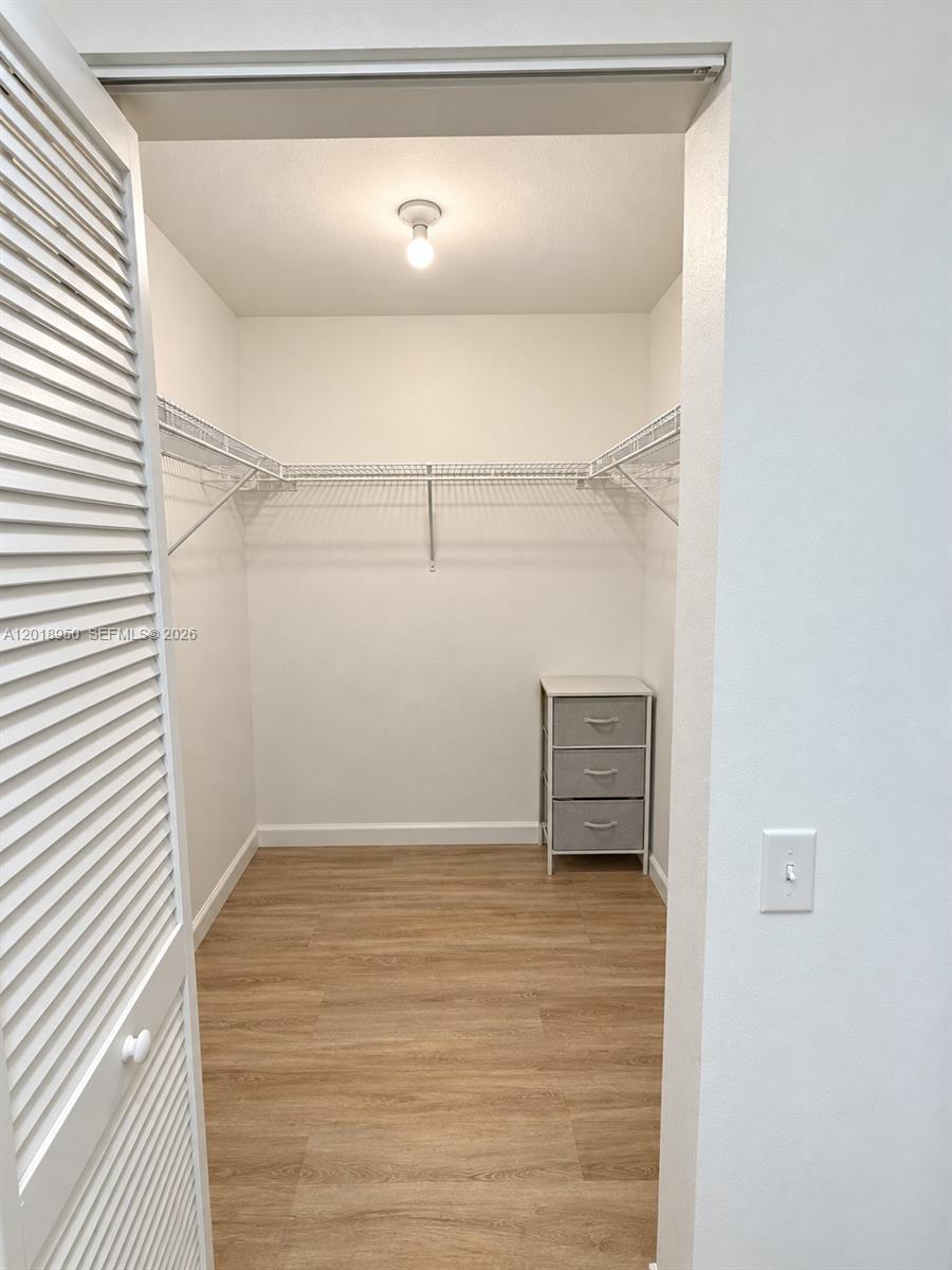 300 S Biscayne Blvd # 1606 Unit: T-1606