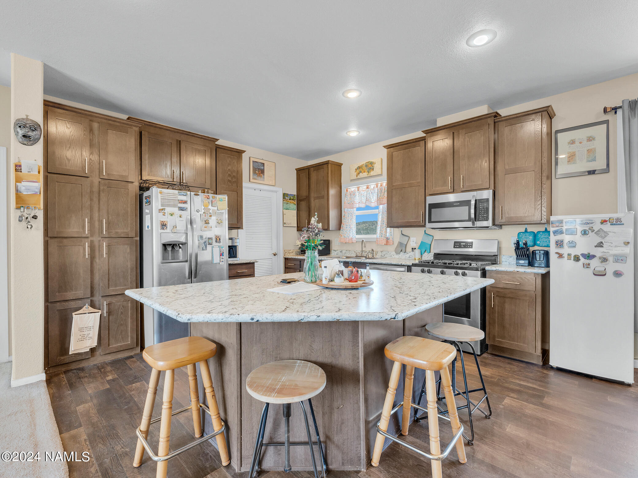 5554 N Wilshire Drive