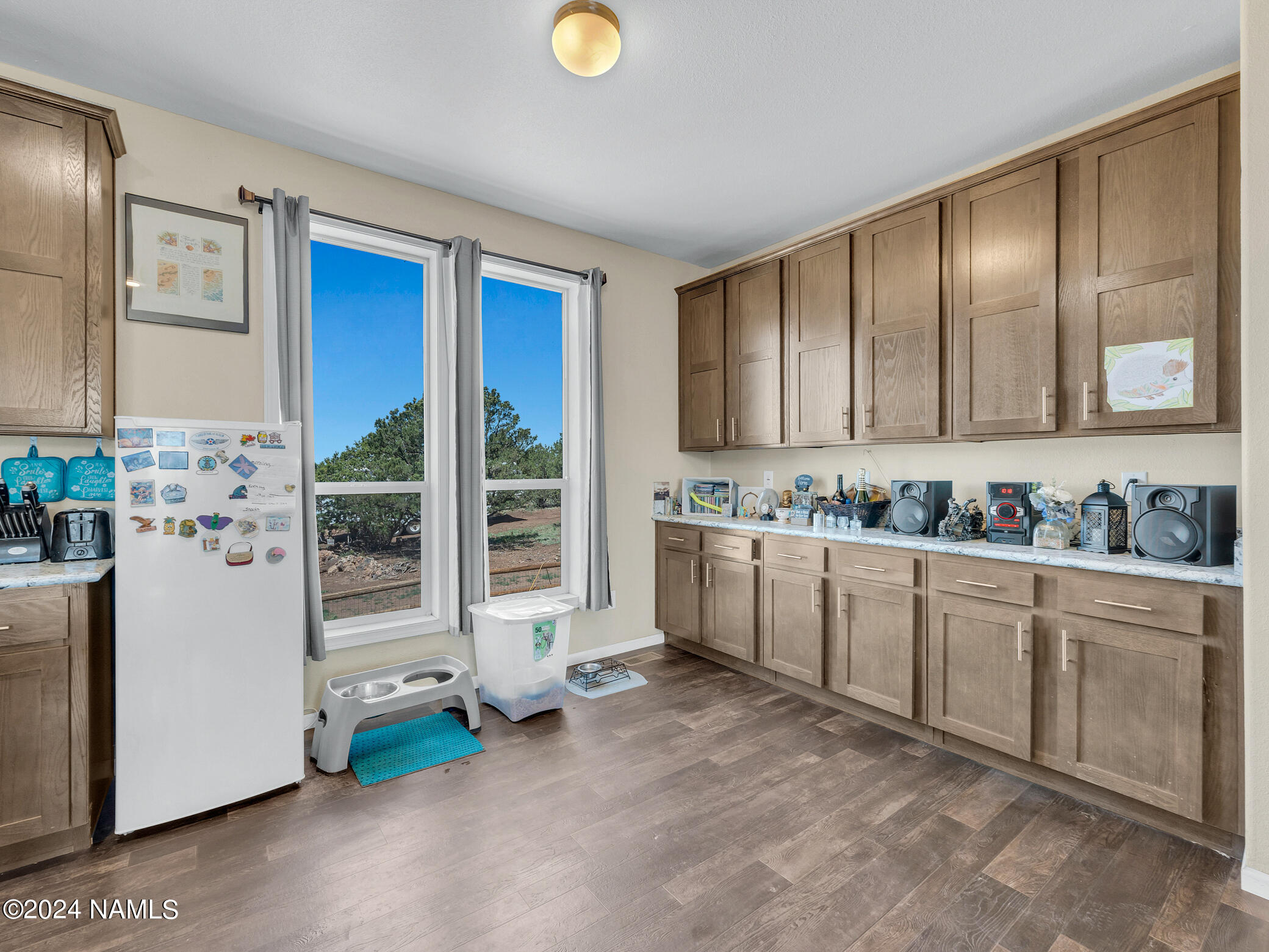 5554 N Wilshire Drive