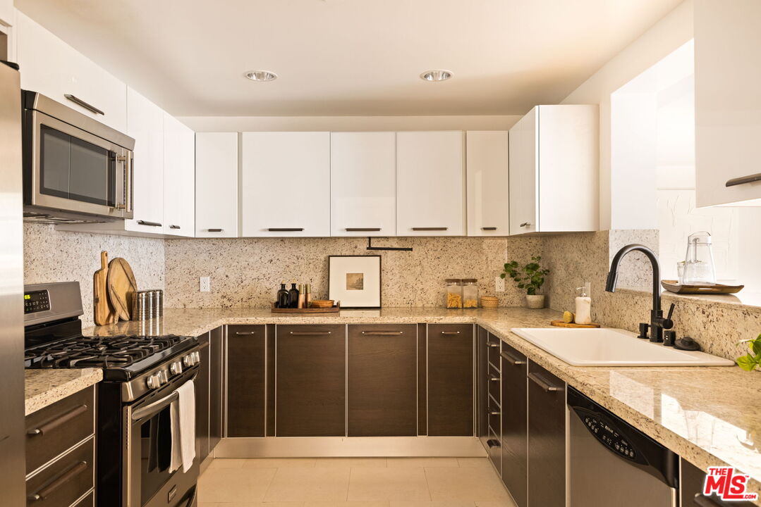 325 Arnaz Dr Unit: 304