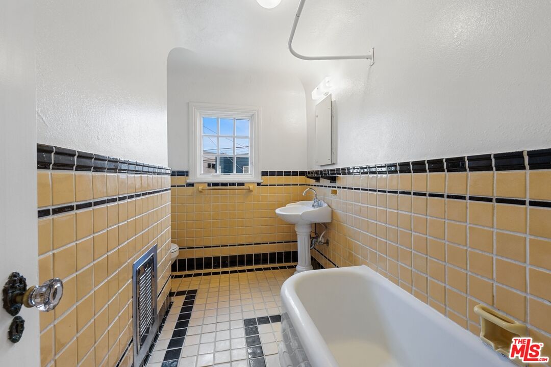 366 S Crescent Heights Blvd