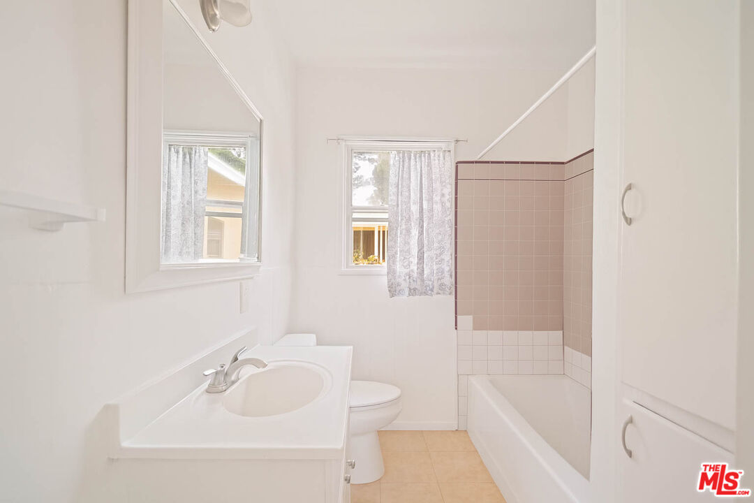 327 S Lincoln Pl Unit: 2