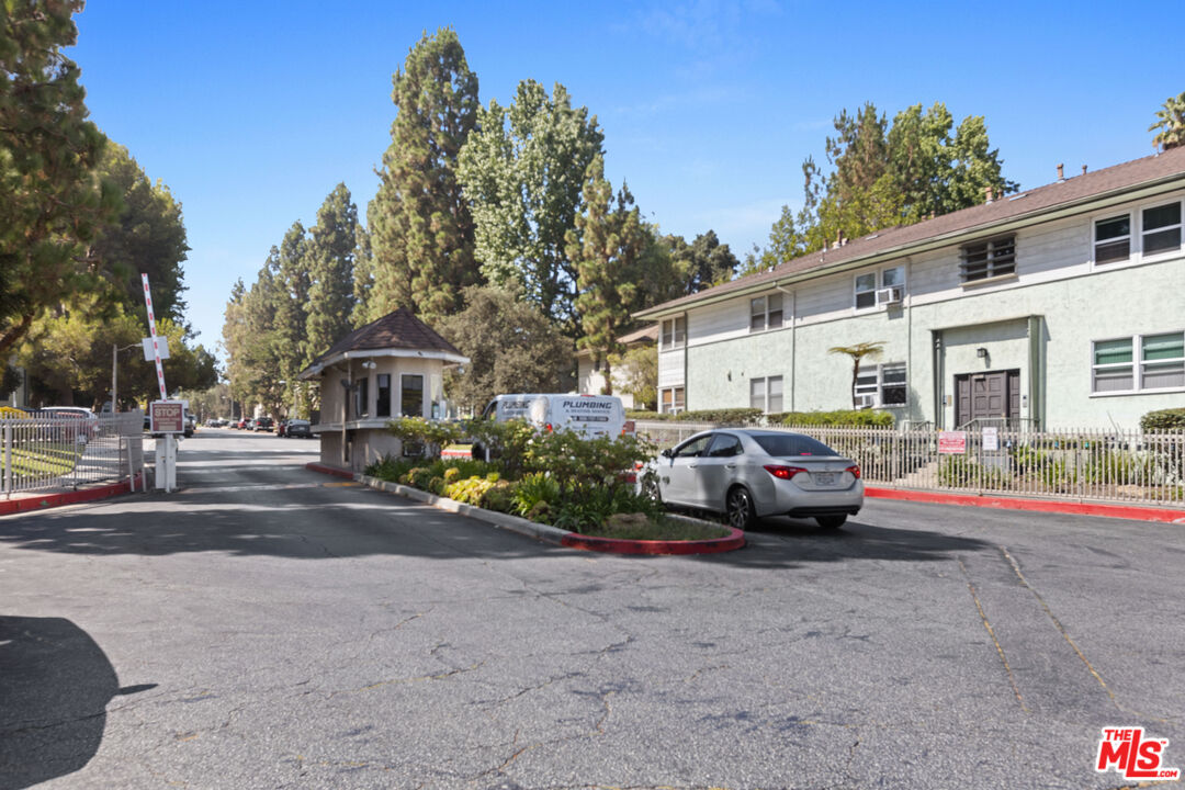 5830 Bowcroft St Unit: 4