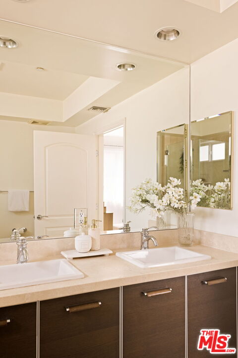 325 Arnaz Dr Unit: 304