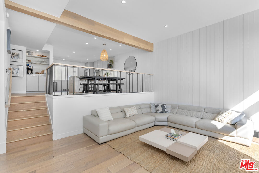 4350 Glencoe Ave Unit: 2