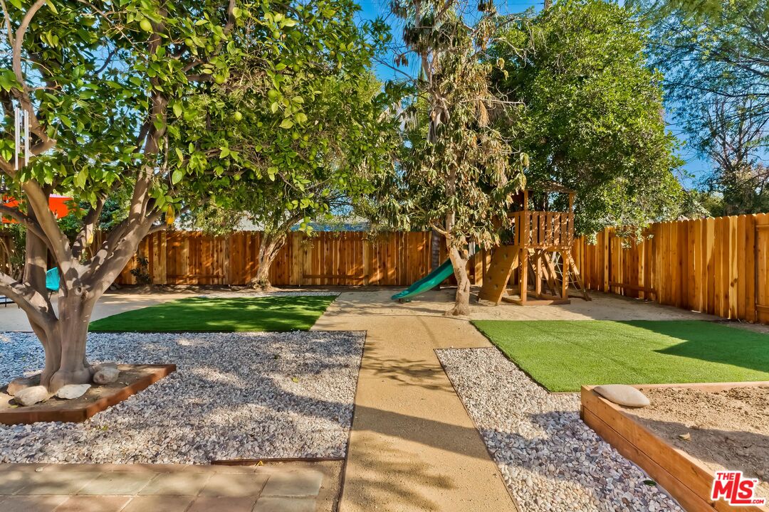 7236 Encino Ave
