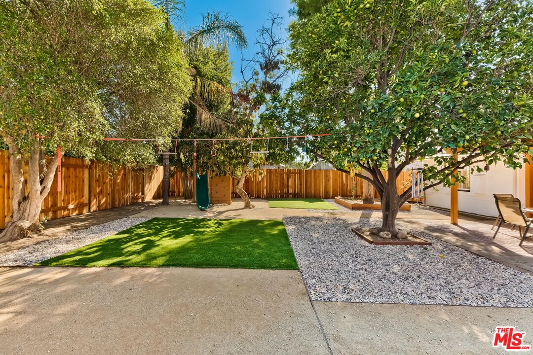 7236 Encino Ave