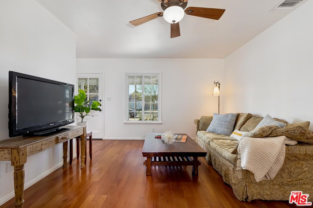 7236 Encino Ave