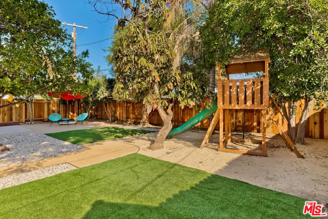 7236 Encino Ave