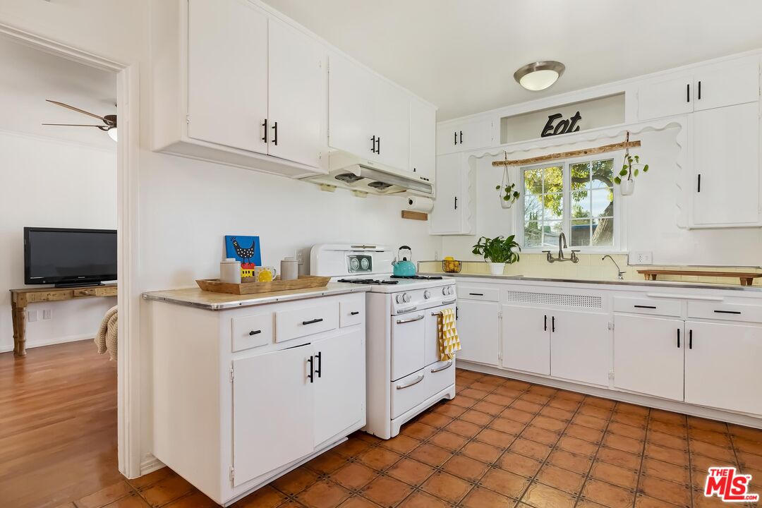 7236 Encino Ave