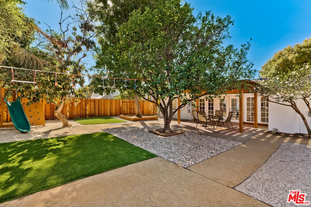 7236 Encino Ave