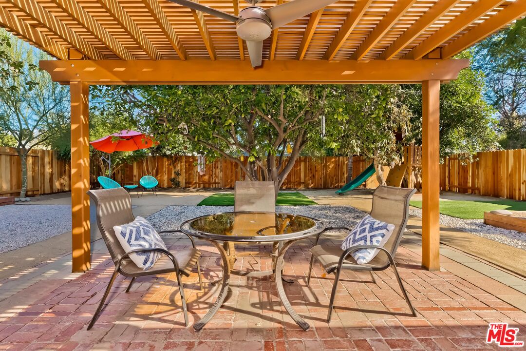 7236 Encino Ave