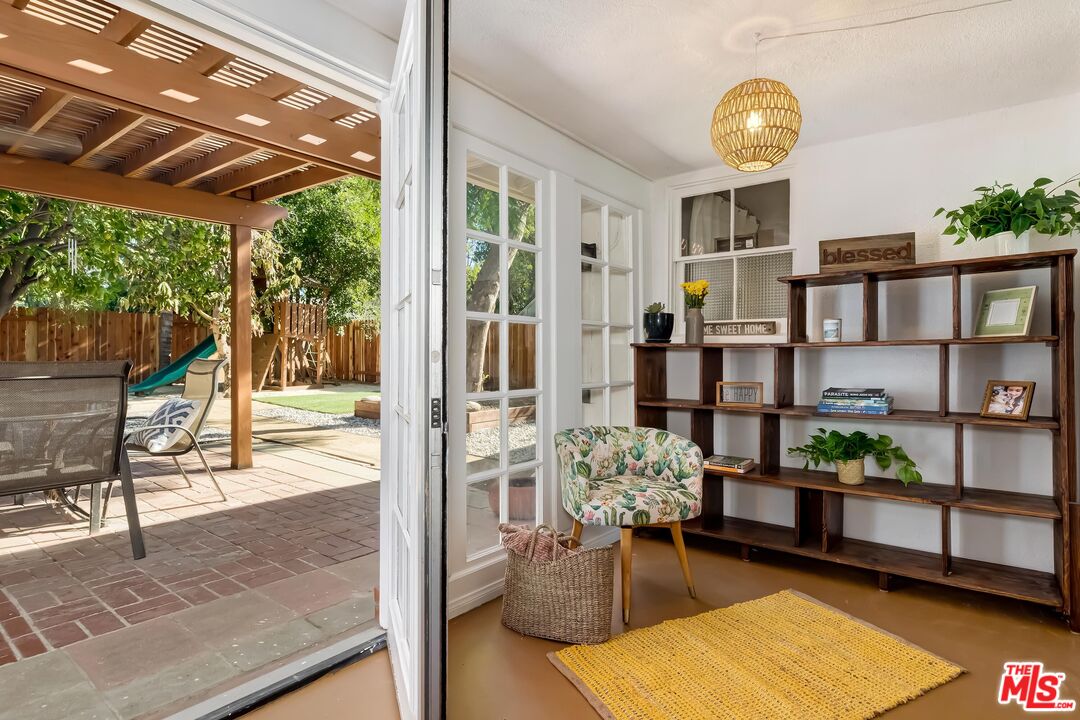 7236 Encino Ave