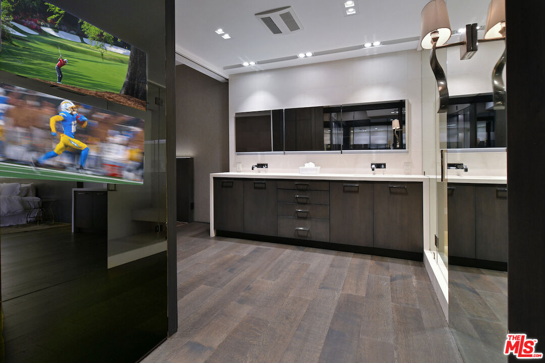 2220 Avenue Of The Stars Unit: 2606