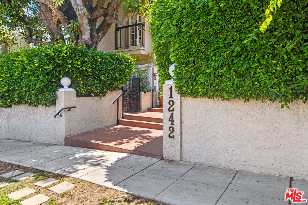 1242 Berkeley St Unit: 10