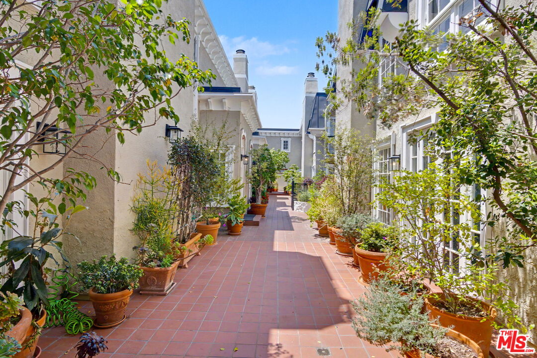 1242 Berkeley St Unit: 10