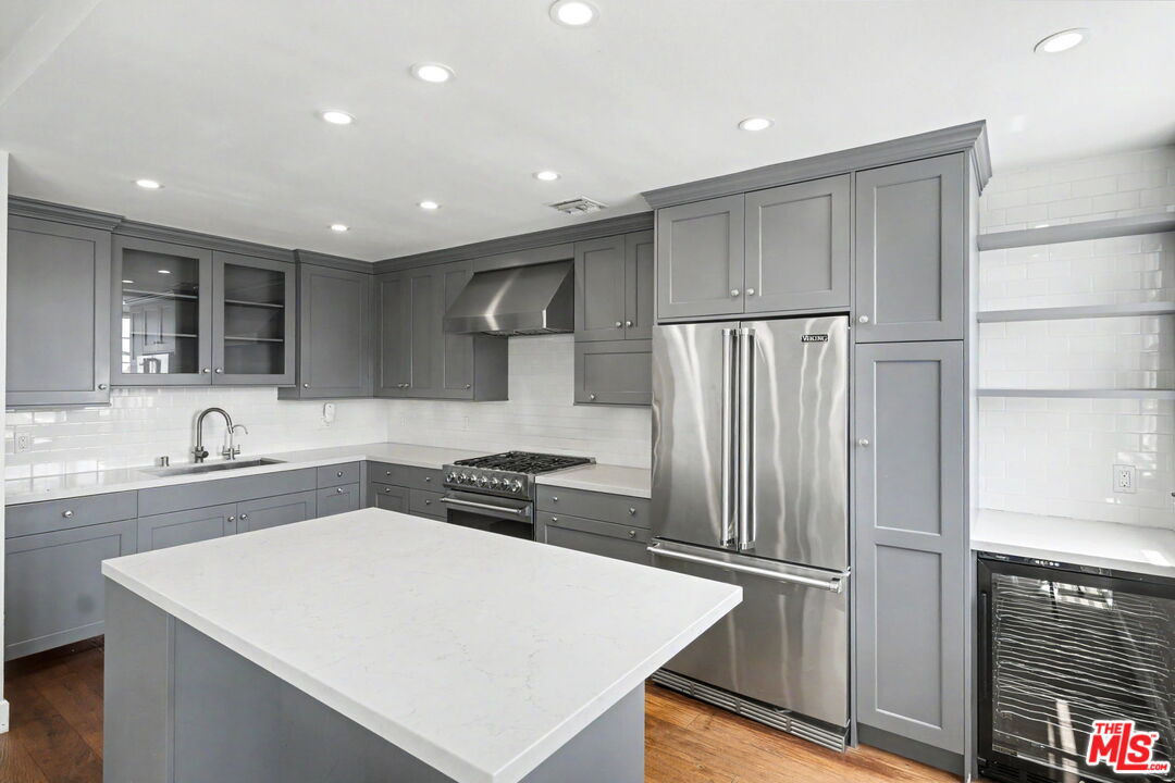 1242 Berkeley St Unit: 10