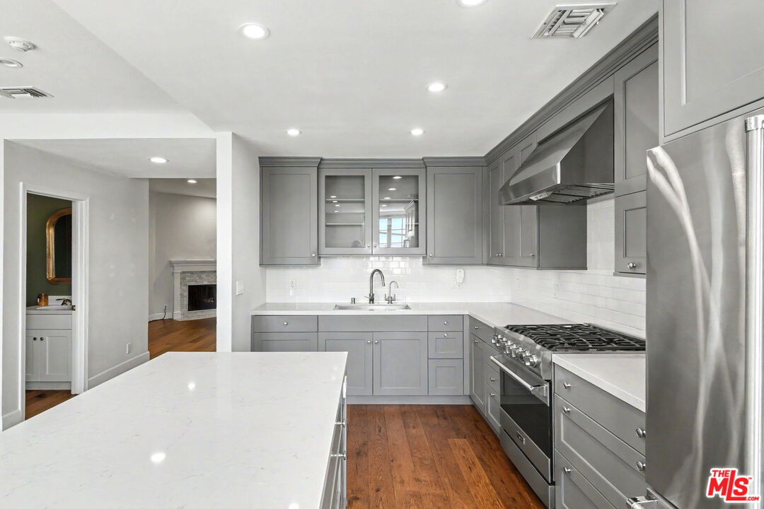 1242 Berkeley St Unit: 10