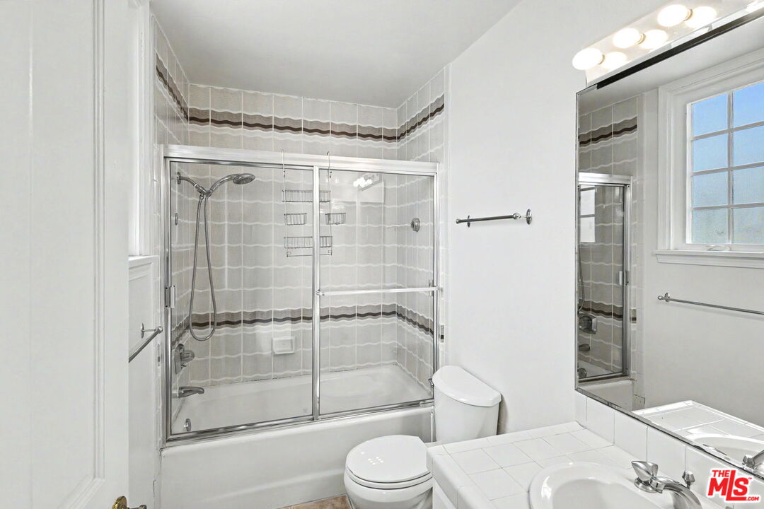 1242 Berkeley St Unit: 10