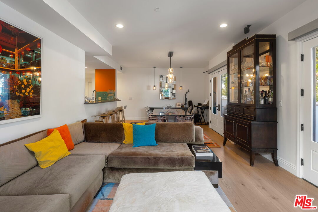 718 N Croft Ave Unit: 102