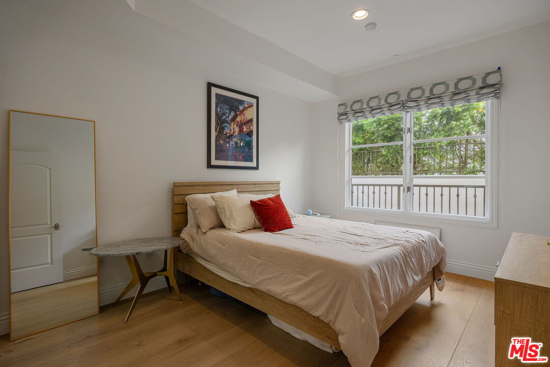 718 N Croft Ave Unit: 102