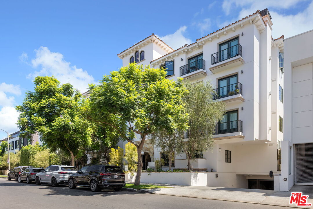 718 N Croft Ave Unit: 102