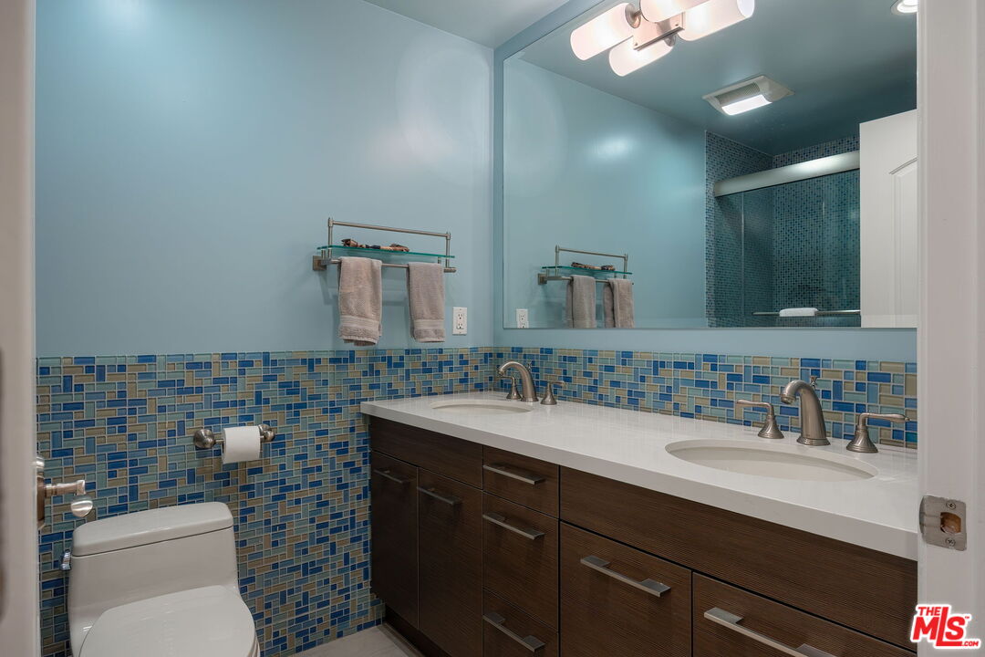 718 N Croft Ave Unit: 102