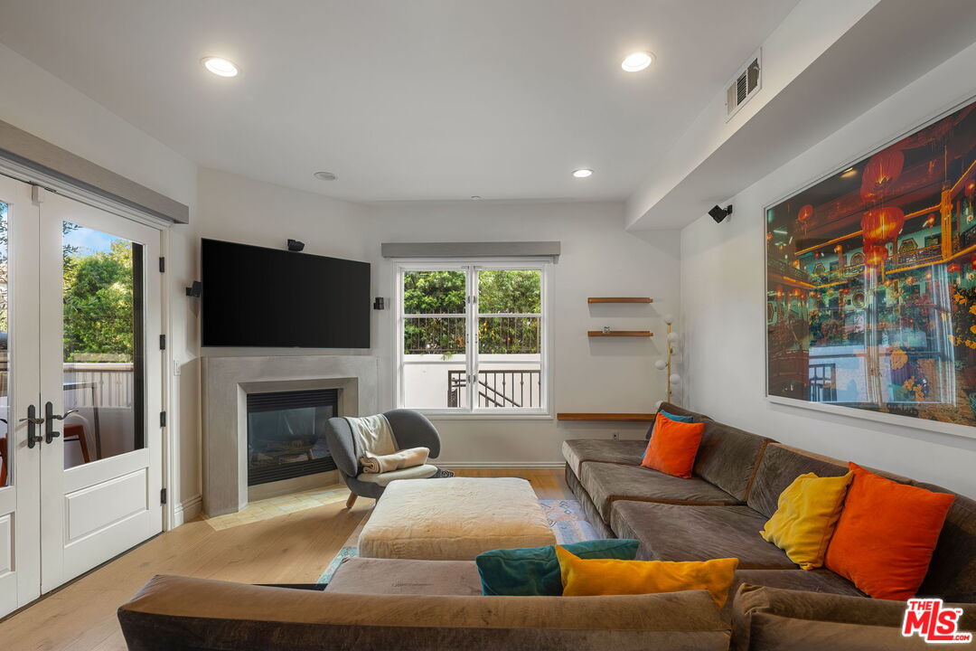 718 N Croft Ave Unit: 102