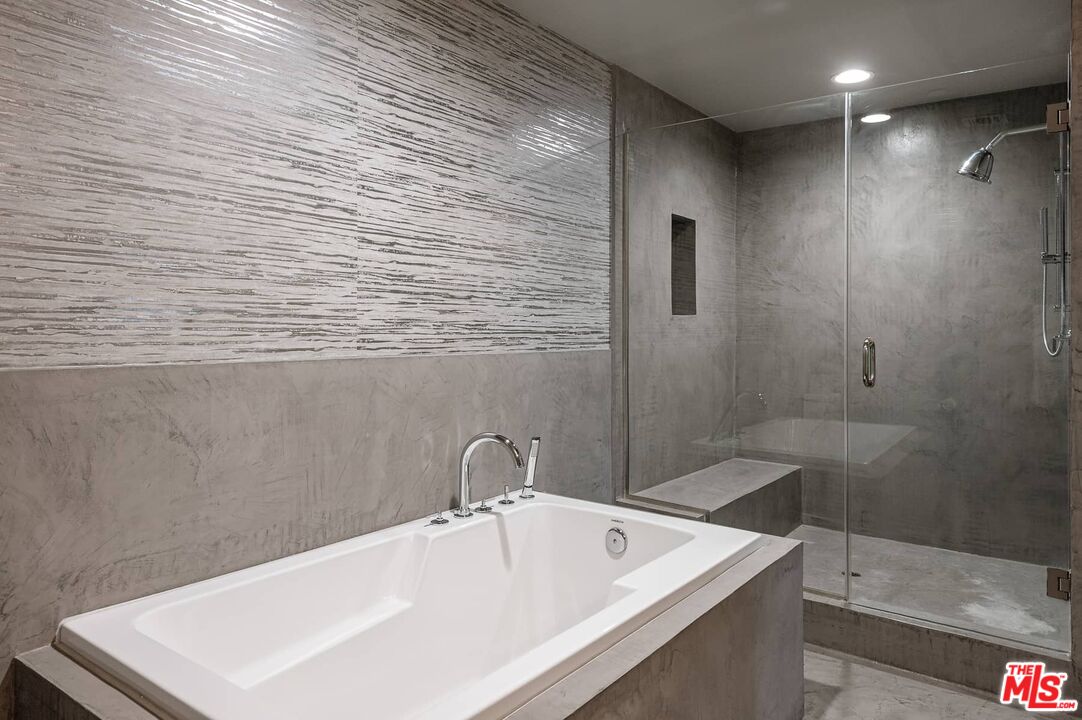 718 N Croft Ave Unit: 102