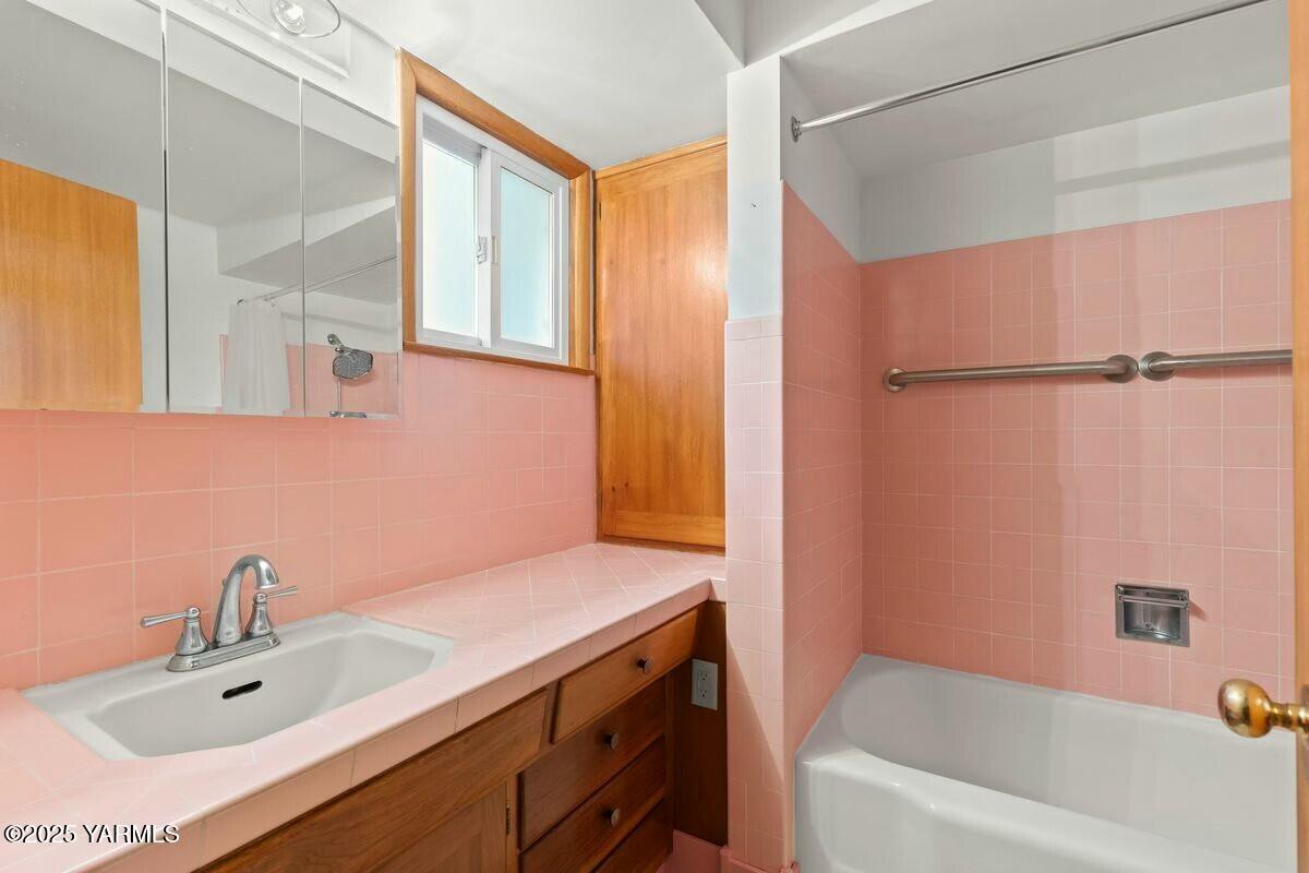 216 N 38th Ave Unit: 4