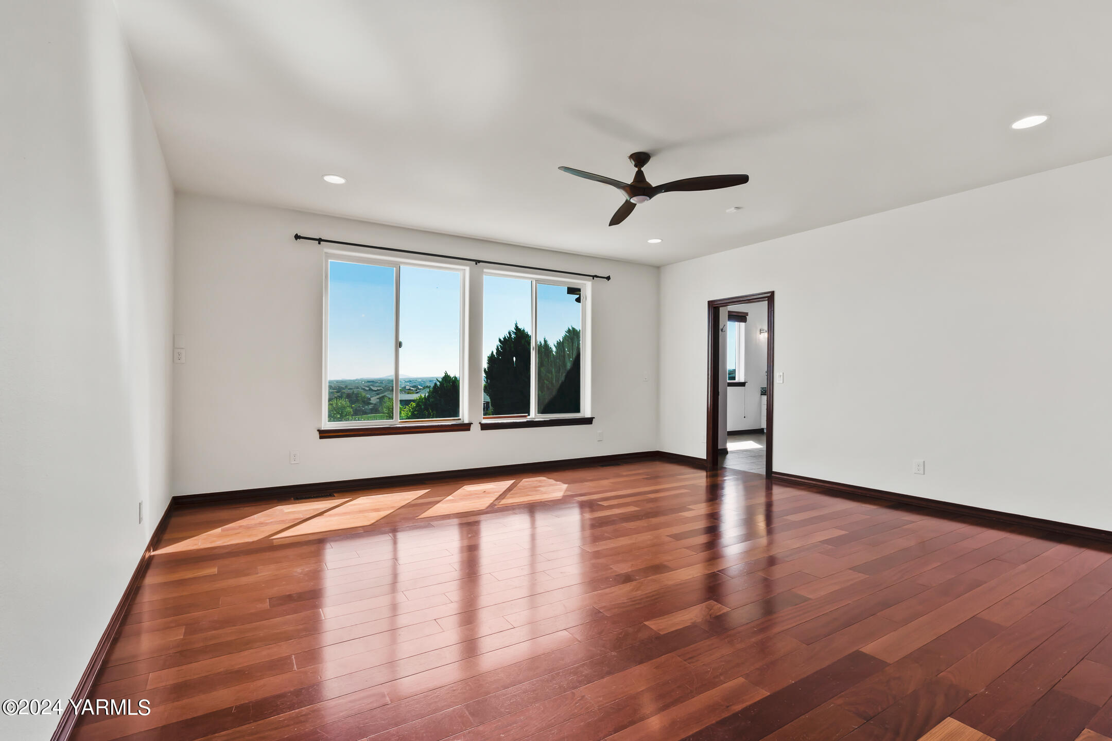 13705 S Grandview Ln