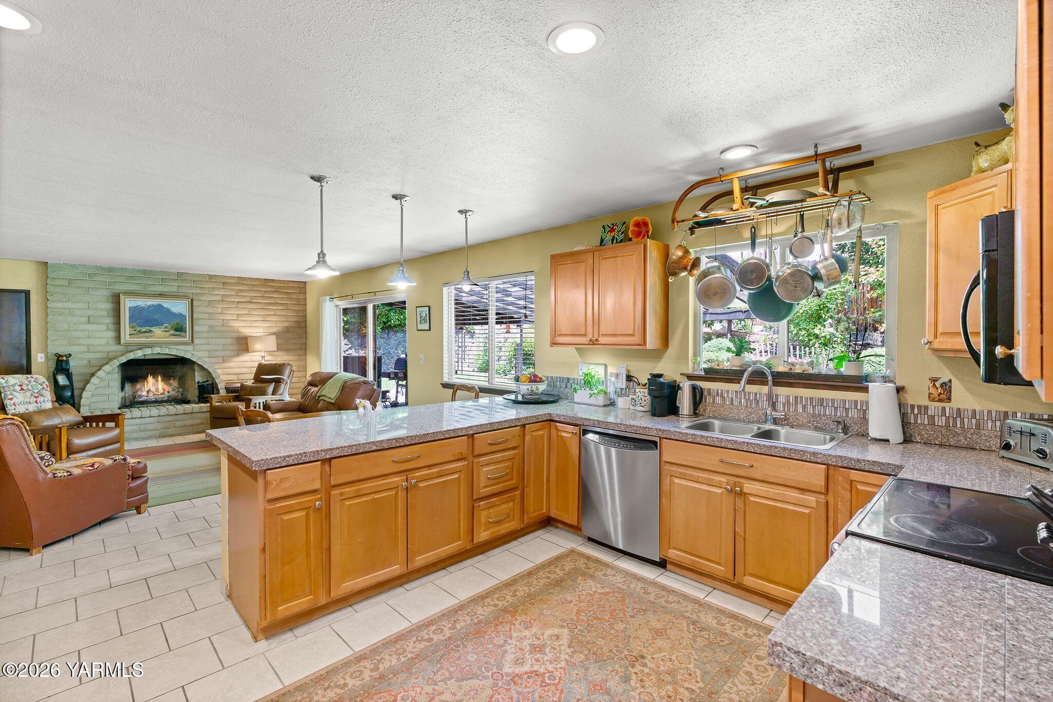 4503 Surrey Ln