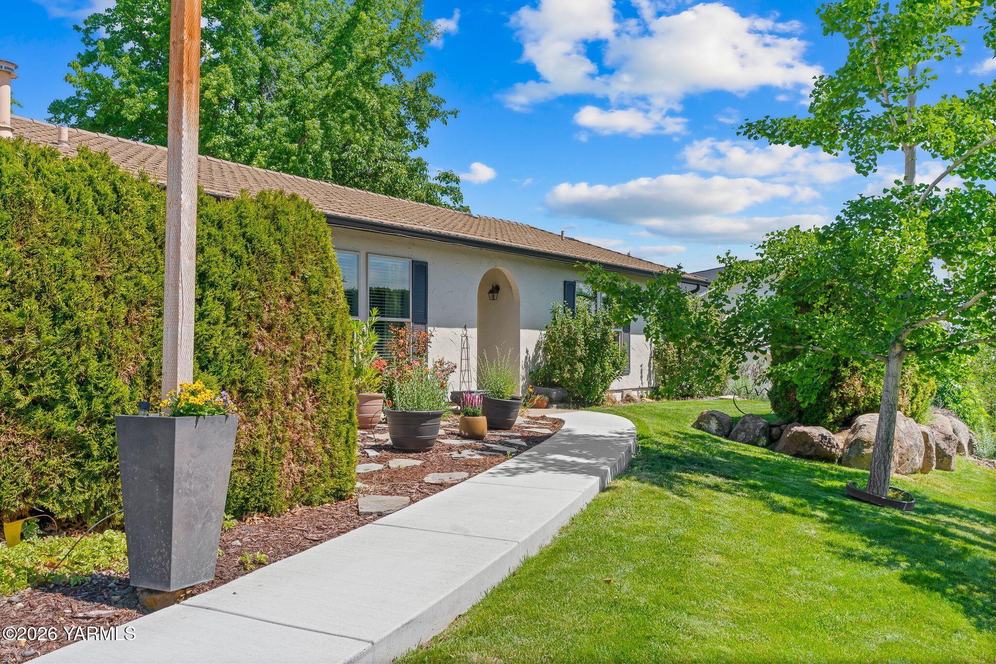 4503 Surrey Ln