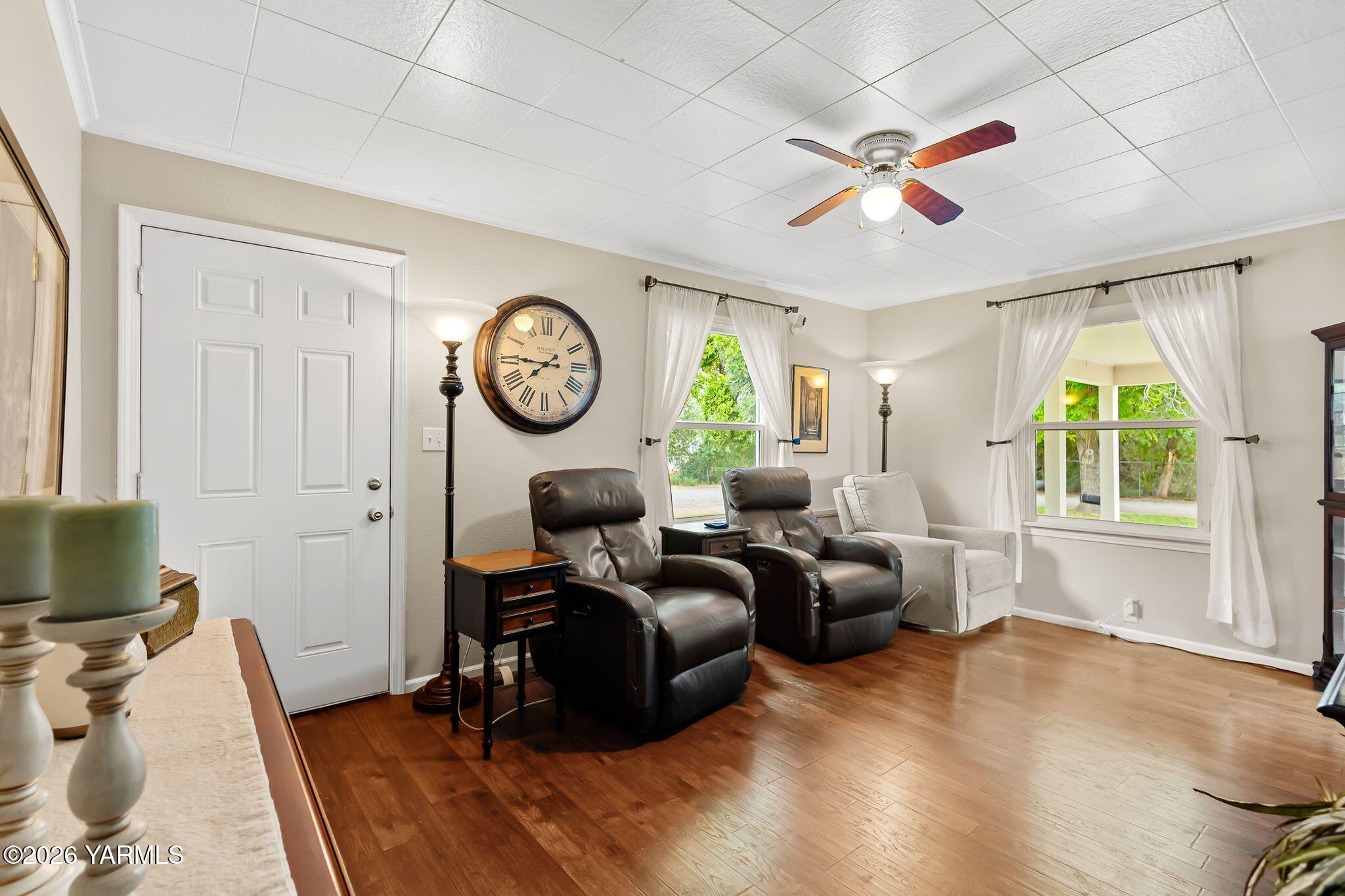 702 Pioneer Ln