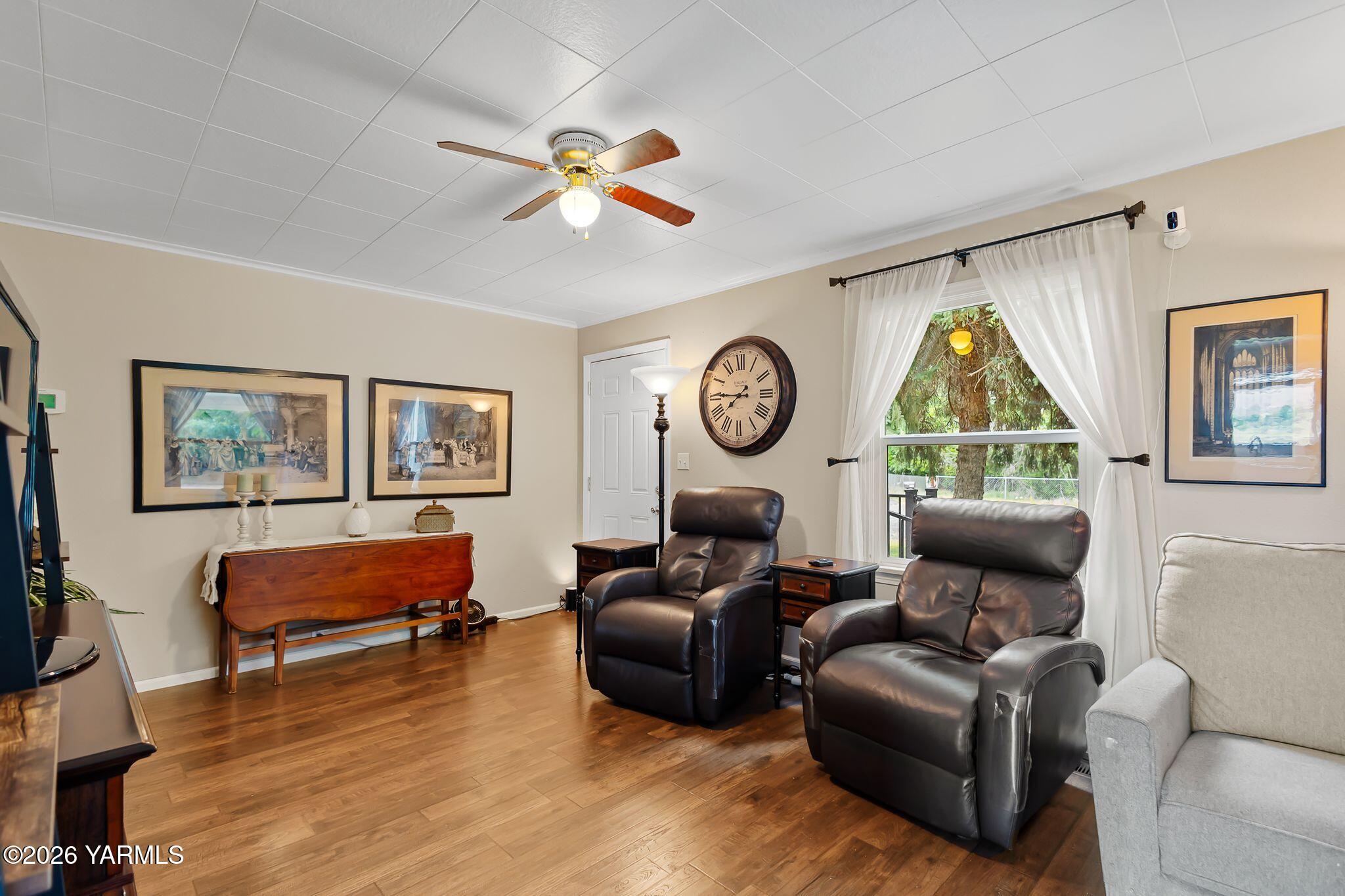 702 Pioneer Ln