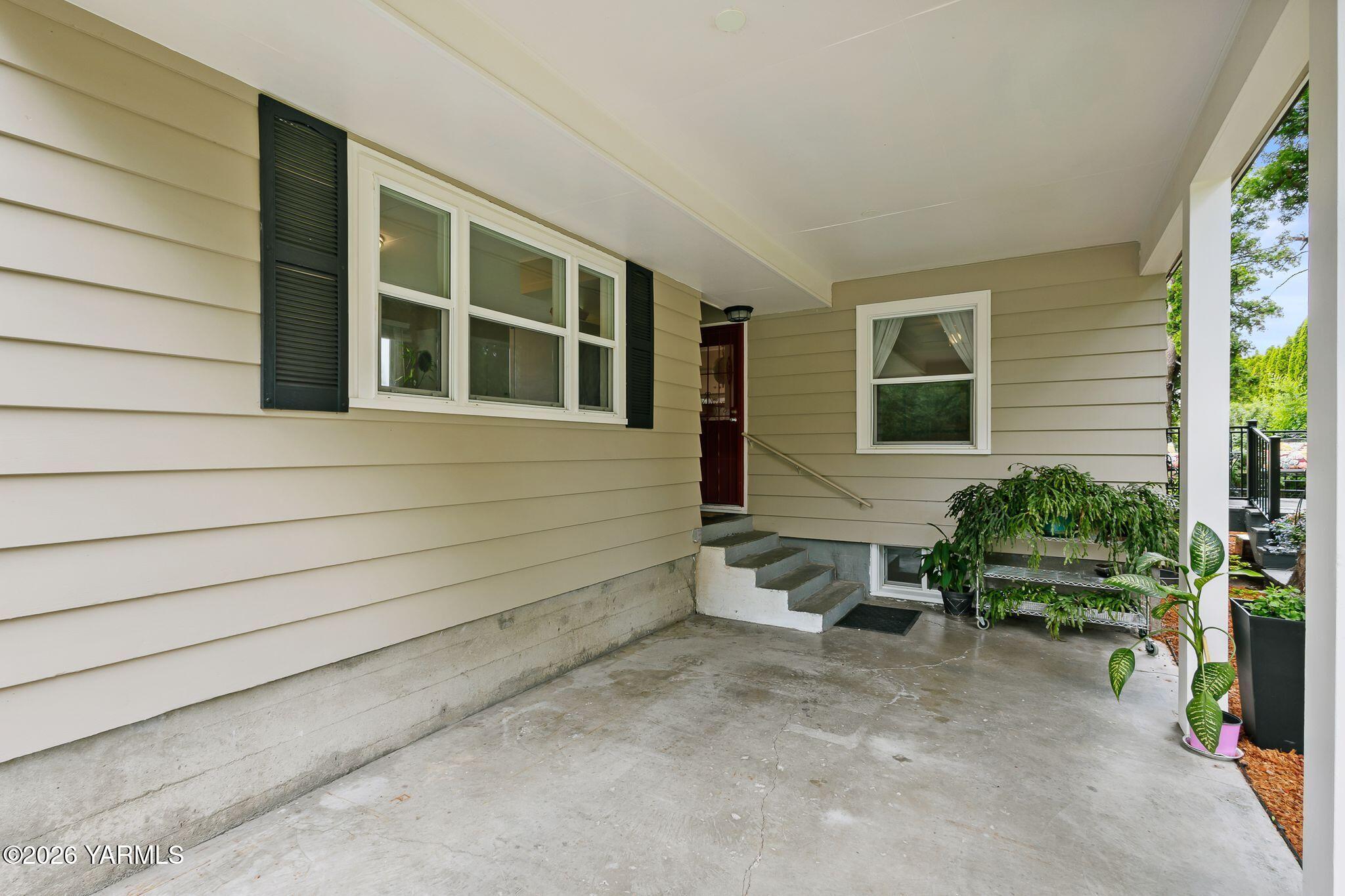 702 Pioneer Ln