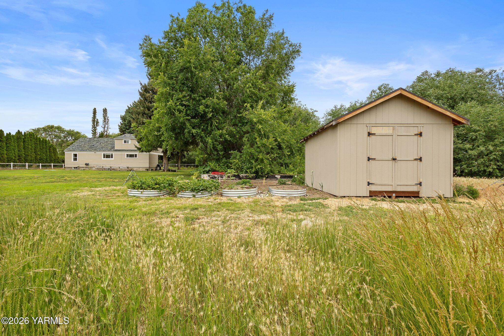 702 Pioneer Ln